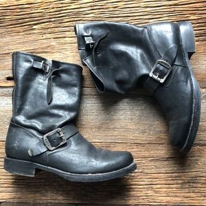 Frye classic Veronica Short in black size 8.